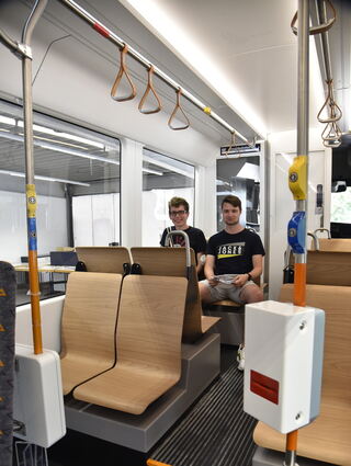 Lukas Schmidt (links) und Eric Benz aus Heidelberg bzw. Mannheim, beide Studenten, die öfter am Wochenende die RNV-Bahnen nutzen, sitzen schon mal Probe.