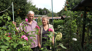 Gerhard Ruf mit seiner Frau Helena im Schrebergarten in den Sellweiden.