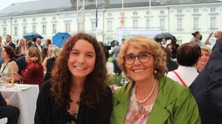 Lena Rieder (l.) aus Herxheim und Dominique Ehrmantraut aus Landau beim Bürgerfest des Bundespräsidenten in Schloss Bellevue in Berlin.