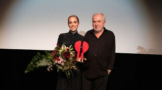 Die Schauspielkunst-Preisträgerin Verena Altenberger gemeinsam mit Festivaldirektor Michael Kötz beim Festival in Ludwigshafen.