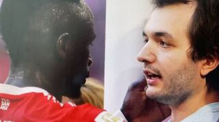 Stürmer Sadio Mané geht auf den Heidelberger Klima-Aktivisten Leonardo Elgas zu, der das Match störte, um auf die globale Krise hinzuweisen.