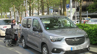mid Groß-Gerau - Der Opel Combo-e ist ein praktischer, gut ausgestatteter Hochdach-Kombi und mit sieben vollwertigen Sitzen für Großfamilien geeignet.