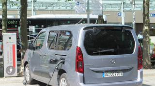 mid Groß-Gerau - Als rein elektrischer Van mit 100 kW Leistung und 50 kWh Batteriekapazität ist der Opel Combo-e eher im Regionalverkehr als auf langen Strecken in seinem Element.