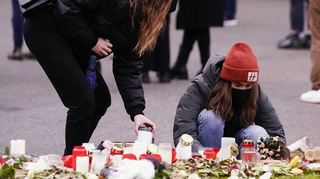 Studierende legen am 21. Februar nach einem Trauerzug für die Opfer des Heidelberger Amoklaufs vor der Mensa Kerzen nieder.