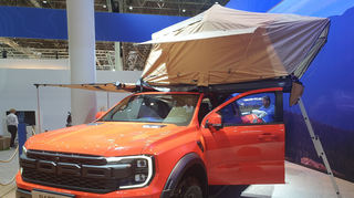 mid Düsseldorf - Auf dem Caravan Salon zu sehen: Ford Ranger Raptor mit ARB-Dachzelt.