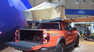 mid Düsseldorf - Der Ford Ranger Raptor in der Heckansicht.