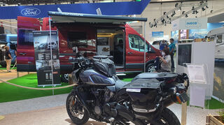 mid Düsseldorf - Auch Motorräder werden beim Caravan Salon 2022 präsentiert. Hier eine Harley-Davidson.