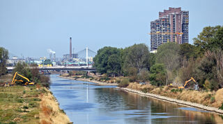 Das Gelände am Neckar und drumherum. Blick von der Riedbahnbrücke Richtung Neckarstadt/Friedrich-Ebert-Brücke/Kurpfalzbrücke.