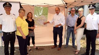 Ein offenes Ohr für die Probleme der Bürger (v.l.): Frank Bopp (Allgemeiner Ordnungsdienst AOD), Michaela Diehl (Bürgerservice), Bürgerin Simone Kesternich, Bürgermeister Christian Specht, Harald Born (Fachbereich Sicherheit und Ordnung, Anja Koppe (Stadt Mannheim) und Frank Gruschwitz (AOD).