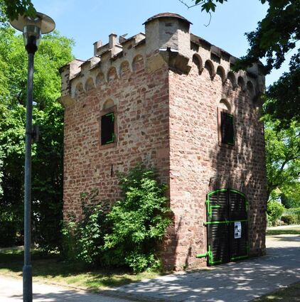 Bertha Benz ließ 1910 in Ladenburg ein Gartenhaus in Gestalt eines mittelalterlichen Wehrturms errichten. Carl Benz nutzte das Gebäude als Arbeitsraum.