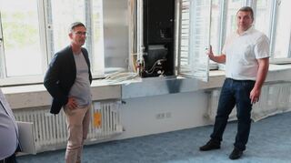 Bauamtschef Markus Dorn (v.l.), Projektleiter Sebastian Bohnekamp und Bürgermeister Christoph Oeldorf inspizieren ein neues Klassenzimmer am Kurpfalz-Gymnasium in Schriesheim.