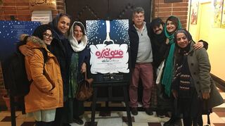 Bärbel Maier (3.v.l.) und Peer Damminger (4.v.l.) von der KiTZ Theaterkumpanei bei einer früheren Reise in den Iran.