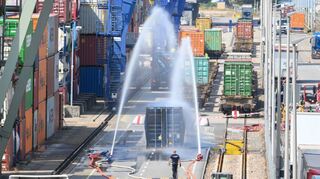 Am Mittwoch soll die Bergung des beschädigten Containers im Hafen beginnen.
