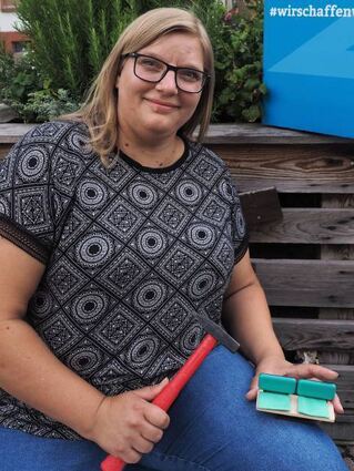 Elternbeiräten Patrizia Gebhardt mit einem Sitzbank-Modell.