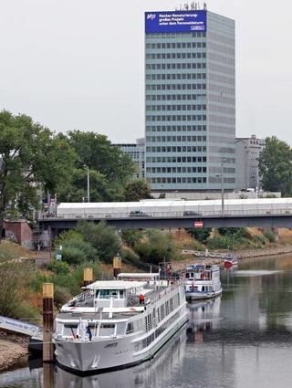 Fallen weg: die Schlagzeilen des „MM“ am MVV-Hochhaus.