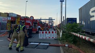 Mehrere Einsatzkräfte haben am Mittwochnachmittag mit der Bergung der Fässer im verunglückten Container im Mannheimer Hafen begonnen.