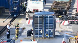 Der Druck im Inneren des Containers hat den Stahl auseinandergebogen.