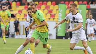 Den Ball immer im Blick: Pascal Sohm (Mitte), hier bei der 0:1-Niederlage in Elversberg, ist sich für keine Aufgabe auf dem Platz zu schade.