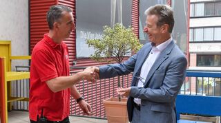 Klaus Habermehl (l.), der Hausinspektor, übergibt im Werkhaus die Schlüssel an Tilmann Pröllochs, den neuen Geschäftsführenden Intendanten.