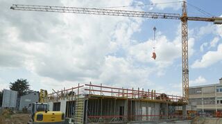 Der 15 Millionen Euro teure Schulneubau entsteht am Standort der inzwischen nicht mehr „Neuen Schule“ in der Freiherr-vom-Stein-Straße, die nach dem Umzug abgerissen wird.