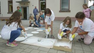 Ferienbetreuung in der Alten Schule: Es entsteht ein „Mensch ärgere Dich nicht“-Spiel.