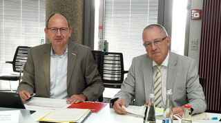 Christian Specht (l.), Erster Bürgermeister, und Peer-Kai Schellenberger, Abteilungsleiter für Verbraucherschutz.