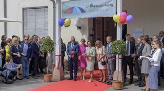 Königin Silvia von Schweden (Mitte) bei der Eröffnung des Childhood-Hauses 2019 in Heidelberg – mit dabei Minister Thomas Strobl (l.) und OB Eckart Würzner.