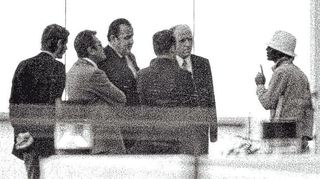 Ein Terrorist (rechts) spricht im israelischen Teamquartier im Olympischen Dorf mit dem ehemaligem Bundesinnenminister Hans-Dietrich Genscher (3.v.l)
