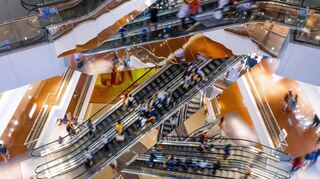 Rolltreppen in einem Einkaufszentrum. Sie sollen das Einkaufen bequemer machen und sind deshalb vielerorts weiter in Betrieb.