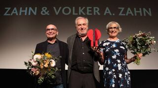 Festivaldirektor Michael Kötz (Mitte) hat den Drehbuchpreis des Festivals des Deutschen Films an Eva und Volker A. Zahn überreicht.