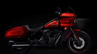 mid Groß-Gerau - Bei der auf 1.500 Stück limitierten Low Rider El Diablo kombiniert Harley-Davidson reichlich Schwarz mit einem auffälligen Rot.