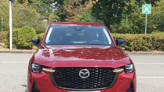 mid Leverkusen - Ein hoher Kühlergrill mit Signatur ist ein Mazda-Statement.
