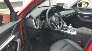 mid Leverkusen - Mazda-typisch ist die Fahrer-orientierte Armaturentafel.