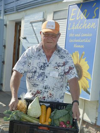 Raimund Dussel ist Fahrer bei der Tafel - hier holt er Gemuese ab.