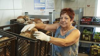 Gabi Kohl gibt Brot aus.