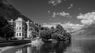 Heute ein Grand Hotel mit viel Geschichte. Die Villa Feltrinelli  wurde von Mussolini als Wohnsitz beansprucht. Als Drehort für seinen Film „Die 120 Tage von Sodom“ genutzt, machte Pier Paolo Pasolini die Villa zum Schauplatz des Rausches und der Gewalt.