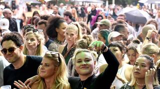 Die Menschen feiern das Bliesfestival.