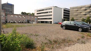 Gähnende Leere, wo inzwischen eigentlich der Bildungscampus stehen sollte: Der Internationale Bund hat das Großprojekt auf seinem Gelände an der Oskar-Meixner-Straße in Neckarau aufgegeben. Hinten links zu sehen ist die Hochschule der Wirtschaft für Management, in der Mitte das Goethe-Institut, rechts ein Parkhaus.