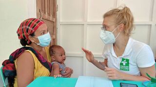 Katharina Hempel klärt beim Einsatz auf den Philippinen die Mutter eines Kleinkinds auf.