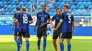 Gelöste Stimmung bei den Waldhof-Spielern Daniel Keita-Ruel, Bentley Baxter Bahn und Marcel Seegert (v.l.n.r.) nach dem nächsten Heimsieg.
