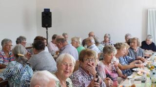 Die Besucheranzahl beim ökumenischen Grillnachmittag in Hofheim erfreute die Organisatoren.