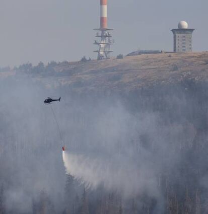 Mit Löschhubschraubern wird das Feuer am Brocken bekämpft.