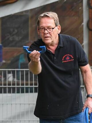 Auch Rainer Hannewald setzt mit genauem Blick zum Wurf an.