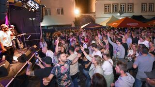 Andrang wie in den besten Straßenfest-Zeiten: Es ist mächtig was los, als die Band „Thatway“ am Samstagabend am Stadtbrunnen einheizt.