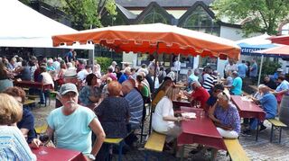 Mit der Sonne kommen die Besucher: Am Samstagmittag und noch mehr (wie hier zu sehen) am Sonntagmittag ist das Weindorf voll besetzt.