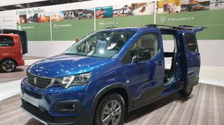 mid Düsseldorf - Löwe oder Blitz am Bug unterscheiden Peugeot Rifter und Opel Combo.