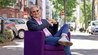 Ein Kulturschaffender auf der Bühne des Lebens: Peter Baltruschat hat sich auch für das Interview mit dieser Redaktion einen außergewöhnlichen Ort ausgesucht und mitten auf der Augartenstraße den roten Teppich ausgerollt.