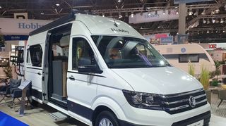mid Düsseldorf - Der norddeutsche Wohnwagen- und Reisemobilhersteller Hobby präsentiert auf dem Caravan Salon Düsseldorf seine Neuheiten. Unverkennbare Basis - ein VW Crafter mit Superhochdach.