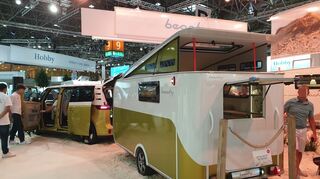 mid Düsseldorf - Wie der Camping-Urlaub der Zukunft aussehen könnte, zeigt Hobby mit der Studie Beachy Air: Unkompliziert, flexibel und einfach. Das aufstellbare Dach schafft im Stand genügend Stehhöhe.