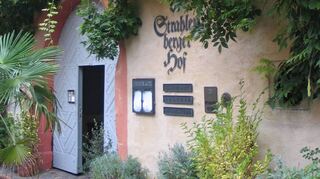 Ein märchenhafter Ort im Herzen von Schriesheim: der „Strahlenberger Hof“, eines der ältesten komplett erhaltenen Steinhäuser der Region und lange Heimat eines renommierten Sterne-Restaurants.